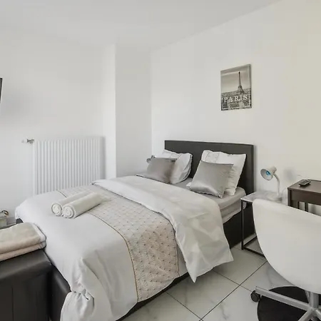 Chic Apart With Balcony Near Paris *