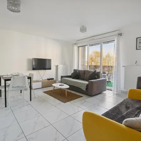 Chic Apart With Balcony Near Paris *